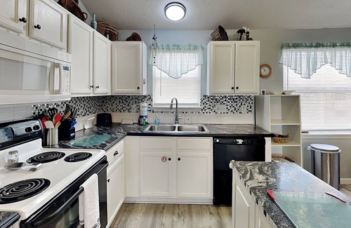 Leeward Sands House | Southern Comfort | Pet-Friendly Retreat