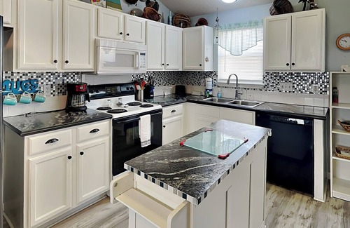 Leeward Sands House | Southern Comfort | Pet-Friendly Retreat