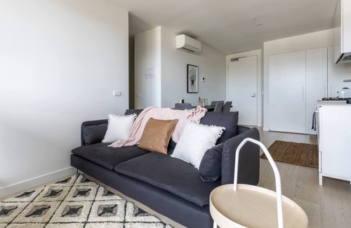 South Melbourne Apartment | Southside Contemporary Balcony Stay w City Views