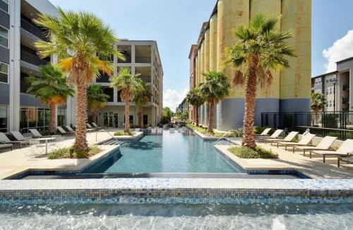 King William Apartment | Southtown Modern Pool Netflix Coffee Tea