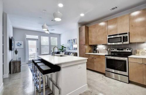 King William Apartment | Southtown Modern Pool Netflix Coffee Tea