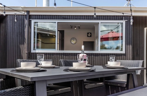 Richmond Heights House | Spa & Play @ Rainbow Point. Bikes, Kayaks & a walk to the beach, bar & shops