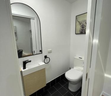 Glenelg East House | Spa Retreat Glenelg East