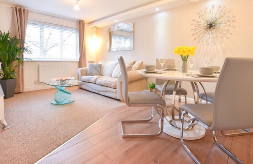 Bray on Thames Apartment | Spacious ground floor Apartment sleeps 4 with free parking from £136 per night