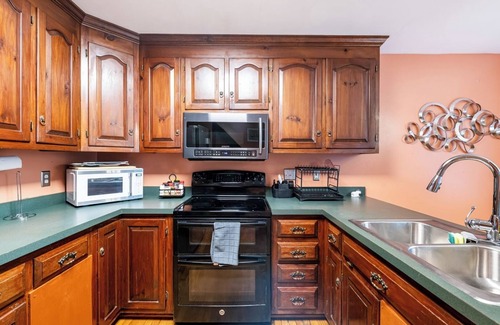 Stevensville House | Spacious 4BR Getaway w/Games, Pier and Firepit