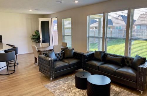 Cypress House | Spacious 3BR with Loft and Patio