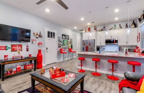 Maryvale House | Spacious 1 Bd guesthouse. 1 QS bed +1 QS sleeper sofa Close to Spring training