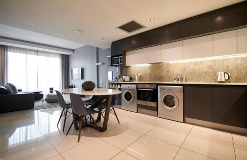 Sandown Apartment | Spacious 1 Bedroom Apartment at Katherine Street, Sandton