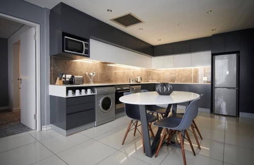 Sandown Apartment | Spacious 1 Bedroom Apartment at Katherine Street, Sandton
