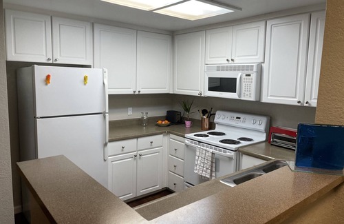 Davis Apartment | Spacious 1-bedroom apartment with pool and gym