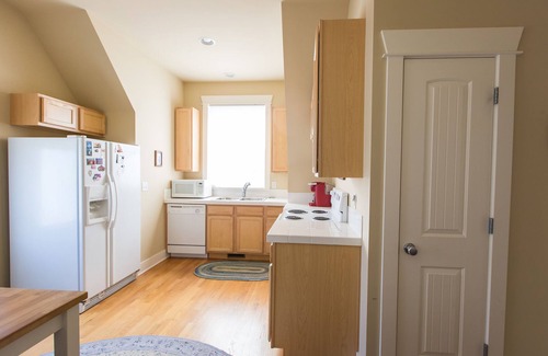 North Central Westminster Apartment | Spacious 1 Bedroom Apartment Centrally Located between Denver and Boulder.