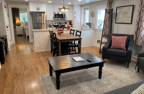 Seattle House | Spacious 1-bedroom vacation unit just 4 minutes to University of Washington