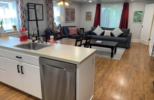Seattle House | Spacious 1-bedroom vacation unit just 4 minutes to University of Washington