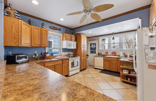 Wildwood House | Spacious 10 Bedroom Home: Short Walk to the Beach & Boardwalk