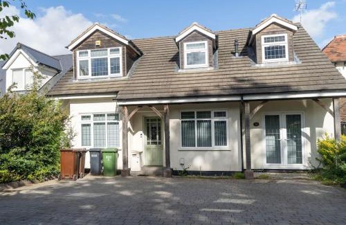 Barnt Green House | Spacious 15 Guest Home With 9 Beds in Shirley