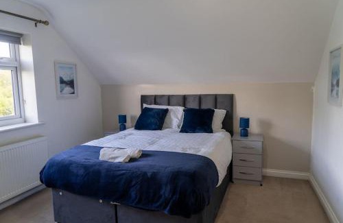 Barnt Green House | Spacious 15 Guest Home With 9 Beds in Shirley