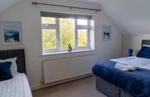 Barnt Green House | Spacious 15 Guest Home With 9 Beds in Shirley
