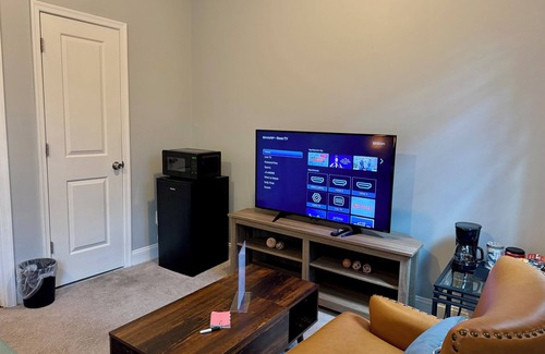 Southeast House | Spacious 1st Floor Retreat w/Living Room