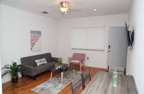 Douglas Apartment | Spacious 2/1 Coral Gables apt w/parking