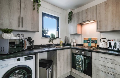 George Green Apartment | Spacious 2 Bed 2 Bath Flat with Parking in Slough
