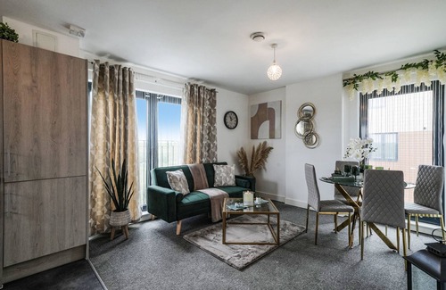 George Green Apartment | Spacious 2 Bed 2 Bath Flat with Parking in Slough