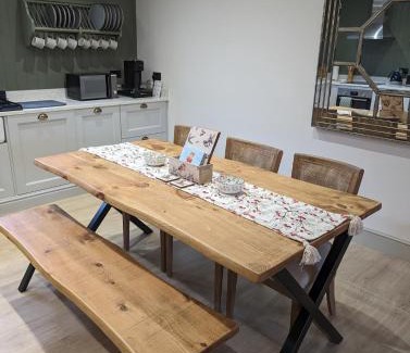 West Ilsley Apartment | Spacious 2 bed ensuite cottage