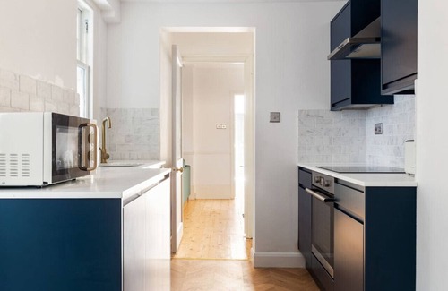 Hammersmith Broadway Apartment | Spacious 2 Bed Flat in Hammersmith