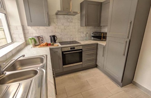 St Helens House | Spacious 2 bed St Helens, Free Parking, 1min to Carr Mill Dam
