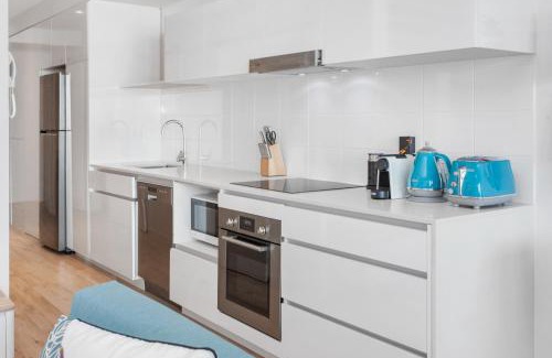 Woolloongabba Apartment | Spacious 2-Bed Unit With Balcony Next to The Gabba