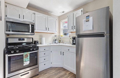 Lower Township Apartment | Spacious 2 Bed2 Bath Guest Suite Apt with HOT TUB and EV Charging