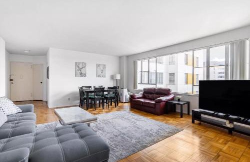 La Brea Apartment | Spacious 2 Bedroom 2 Bathroom Unit Great Location