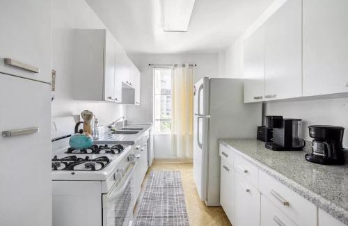 La Brea Apartment | Spacious 2 Bedroom 2 Bathroom Unit Great Location