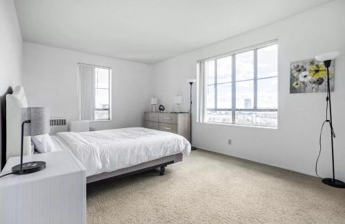 La Brea Apartment | Spacious 2 Bedroom 2 Bathroom Unit Great Location