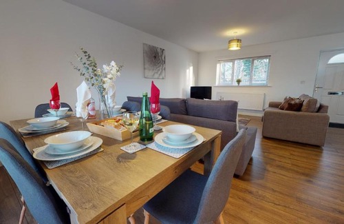Peterborough House | Spacious 2 Bedroom Corporate Apartment by Srk Serviced Accommodation
