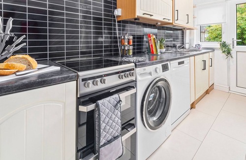 Coatbridge House | Spacious 2-Bedroom Home with Private Driveway | Ideal for Long Stays