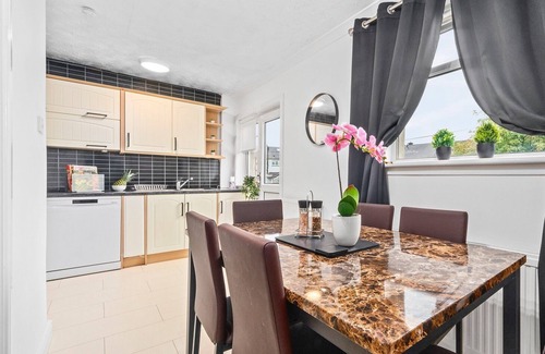 Coatbridge House | Spacious 2-Bedroom Home with Private Driveway | Ideal for Long Stays