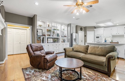 Magnolia House | Spacious 2 bedroom Magnolia retreat on 13 acres.