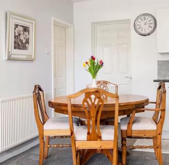 Hillsborough House | Spacious 2 Bedrooms, Free Parking, Free Wifi - Serene Homes Sheffield