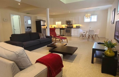 Richmond Hill House | Spacious 2 BR, 3 Beds, Sleeps 6, Kitchen, Laundry