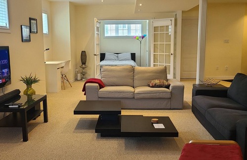 Richmond Hill House | Spacious 2 BR, 3 Beds, Sleeps 6, Kitchen, Laundry