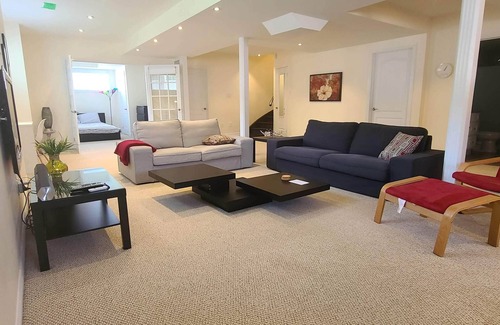 Richmond Hill House | Spacious 2 BR, 3 Beds, Sleeps 6, Kitchen, Laundry