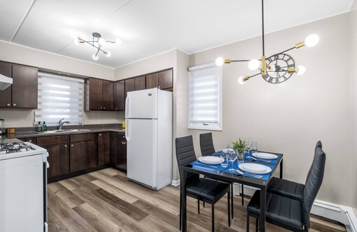 Arlington Heights Apartment | Spacious 2-BR+King Beds+Smart TVs+Free Parking+WiFi