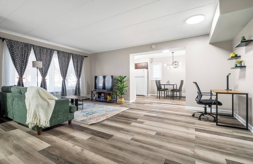 Arlington Heights Apartment | Spacious 2-BR+King Beds+Smart TVs+Free Parking+WiFi