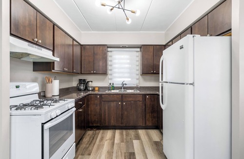 Arlington Heights Apartment | Spacious 2-BR+King Beds+Smart TVs+Free Parking+WiFi