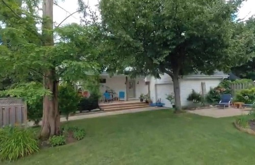 Downtown Niagara Falls House | Spacious 2 Story House with Beautiful Garden