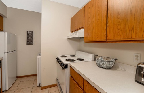Akron Apartment | Spacious 2Bd Perfect for Traveling Professionals!