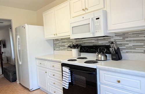 Huntcliff House | Spacious 2bed + 2bath Townhome - Minutes to Fort Jackson - King Bed