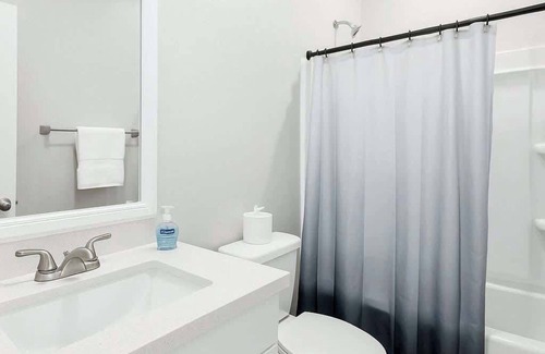 Glendale Apartment | Spacious 2BR | 3Bd | 70" Smart TV | 2Bath