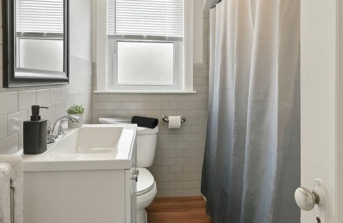 Skokie Apartment | Spacious 2BR Close to it All - Chic Apt in Skokie