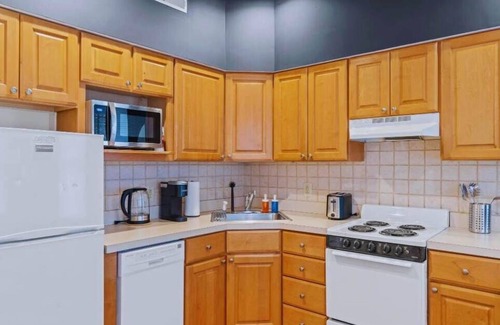 Rittenhouse Row Apartment | Spacious 2BR Gem | Prime Rittenhouse Area